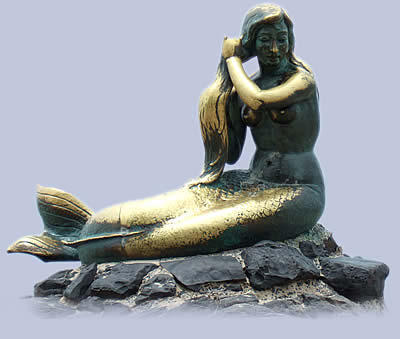 Meerjungfrau auf Felsen